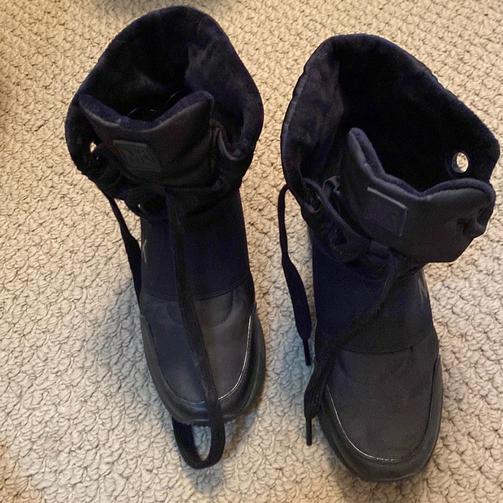 Michael kors winter platform boots. Warm and comfortable. Worn once.